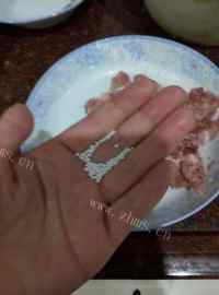 家常菜咸菜炒猪肉做法图解3)