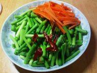 诱人的蒜苗炒肉做法图解1)
