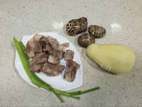 美味土豆香菇排骨汤做法图解1)