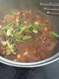 家常菜酥肉闷茄子做法图解4)