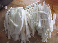 好吃的尖椒炒茄丝做法图解2)