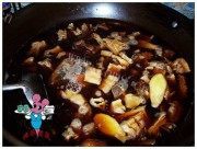 家常菜牛腩烧笋干做法图解6)
