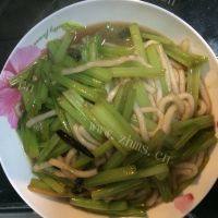 自己做的芹菜炒粉