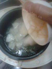 诱人的雪梨银耳羹做法图解2)
