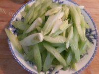 口舌生香的芹菜炒鸡蛋做法图解2)