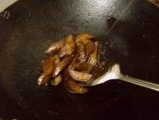 家常菜虾酱爆茄子做法图解3)