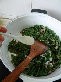 美味的橄榄肉末炒豆角做法图解11)