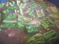 简易黄豆排骨焖苦瓜做法图解10)