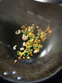 妈妈最爱的虾仁炒饭做法图解3)