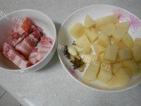 自制猪肉炖土豆做法图解1)
