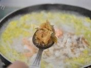 美味的海鲜泡饭做法图解5)
