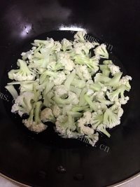 营养丰富的花菜炒肉做法图解2)