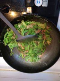 家常菜芹菜炒肉做法图解7)