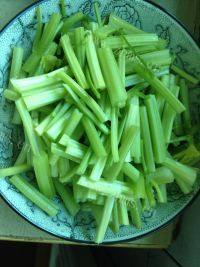 家常菜芹菜土豆丝做法图解1)