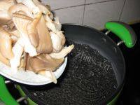 让人怀念的蘑菇炒肉做法图解2)