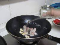 美味的茶树菇烧肉做法图解7)