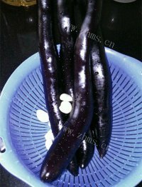 家常菜炒茄子做法图解1)