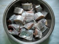 美味的腊八豆烹带鱼做法图解1)