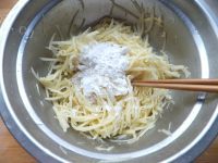 自制土豆饼做法图解5)