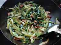 家常菜肉炒芹菜