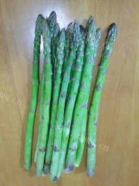 色泽不错的清炒芦笋做法图解1)