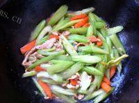 家常菜芹菜胡萝卜炒肉做法图解7)