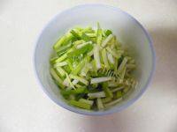 家常菜芹菜小炒肉做法图解3)