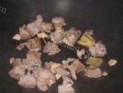 五花肉炒茶树菇做法图解3)