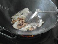 自制鸡腿菇炒肉做法图解5)