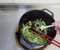 简单的鸡蛋炒苦瓜做法图解8)