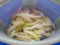 芹菜炒鸡蛋做法图解2)