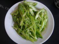 清爽的辣椒炒蛋做法图解2)
