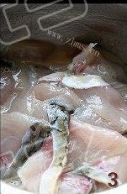 美味的鱼片皮蛋汤做法图解1)