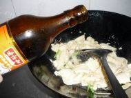 美味的芹菜炒豆皮做法图解4)