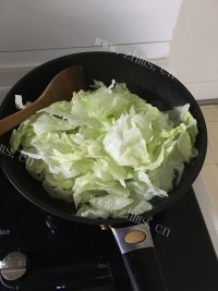 家常菜清炒包菜做法图解2)