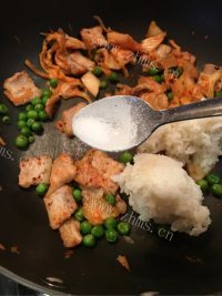 美丽的泡菜五花肉炒饭做法图解11)