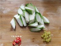 美味的泡椒蒸丝瓜做法图解3)