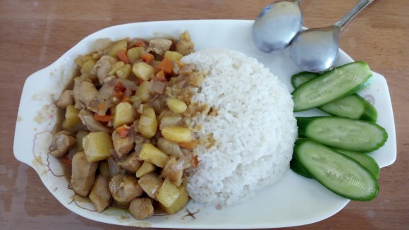 色香味浓的咖喱鸡肉饭