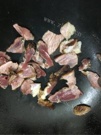 莴笋炒腊肉做法图解4)