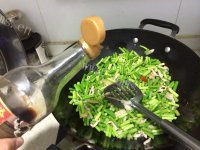家常菜蒜薹炒肉做法图解6)