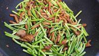 家常菜蒜苔炒肉