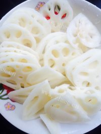 家常菜莲藕炒肉做法图解3)