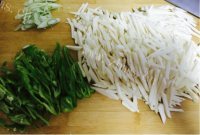 口感丰富的茭白炒鸡蛋做法图解1)