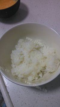 口感不错的米饭鸡蛋饼做法图解2)