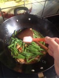 鸡肉煸酱香豆角做法图解10)