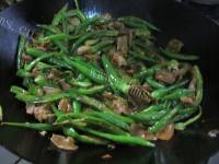 色泽鲜亮的尖椒炒肉做法图解7)