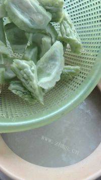 营养的广式苦瓜黄豆骨头汤做法图解6)