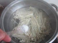 自己做的凉拌金针菇做法图解2)