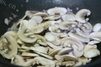 质嫩爽口的奶油蘑菇汤做法图解6)