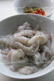 美味的剁椒滑炒虾球做法图解2)